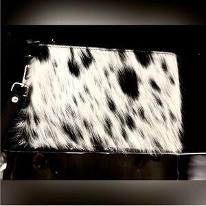 Handmade wristlet
Cowhide White & Black Wristlet